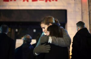 Zwangere vrouw die tijdens een terreuraanval aan de Bataclan-richel hangt, verbreekt de stilte