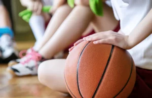 Ouders uit Maine eisen dat het gemeentebestuur de wet overtreedt en Trans Kid uit het basketbalteam verbiedt