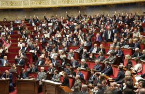 De Franse Nationale Vergadering stemt met een overweldigende meerderheid voor het opschorten van de controversiële pensioenhervormingen