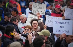 Duizenden marcheren door Boekarest uit protest tegen de bezuinigingsmaatregelen