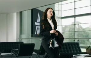 Emma Stone en Jesse Plemons schitteren in deze absurd vermakelijke thriller