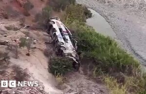 Minstens 37 doden nadat bus in ravijn stort