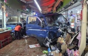 Marktcrash in Seoel live: twee doden en achttien gewonden nadat vrachtwagen tegen menigte inrijdt