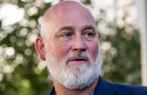 Republikeinse wetgever rijdt op de motorfiets terug naar Washington DC te midden van reischaos