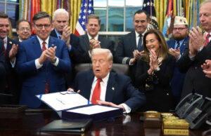 Trump tekent een wet die een einde maakt aan de recordbrekende 43 dagen durende shutdown van de Amerikaanse overheid