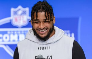 De vriendin van Marshawn Kneeland onthult zwangerschap terwijl de familie van een overleden NFL-ster beweert dat hij door de politie is vermoord