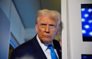 Jeffrey Epstein zegt dat Trump ‘op de hoogte was van de meisjes’ en enkele uren met het slachtoffer doorbracht in schokkende nieuwe e-mails