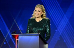 Erika Kirk en Jason Aldean bekritiseerd vanwege ‘respectloos’, ‘lichtgeraakt’ moment