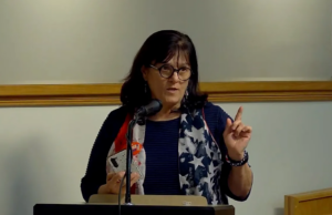 Vrouw crasht tijdens schoolbestuursvergadering omdat queer-leraar de brownies van echtgenoot naar de klas brengt