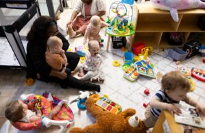 Staten snijden stilletjes in de financiering van kinderopvang – en gezinnen hebben geen keuze meer