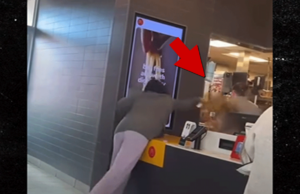 Klant van McDonald’s gooit hete koffie naar werknemer, bekijk de video