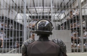 De behandeling van Venezolaanse migranten die op verzoek van de VS in de Salvadoraanse gevangenis werden vastgehouden, kwam neer op ‘willekeurige detentie’ en ‘marteling’, stelt het rapport