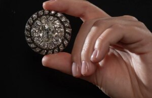 De diamanten broche die Napoleon verloor toen hij uit Waterloo vluchtte, wordt op een veiling voor 4,4 miljoen dollar verkocht, zegt Sotheby’s