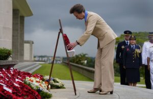 Prinses Anne legt een krans bij herdenkingsdienst in Singapore | Brits nieuws